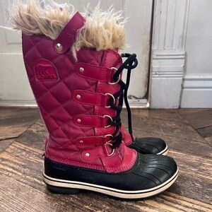 Sorel Women's Lace-Up Winter Boots - Black and Red